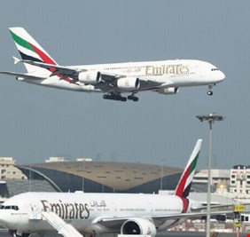 طيران الإمارات تعلن موعد وصول أول شحنة من لقاح كورونا