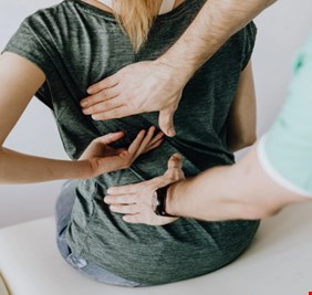 4 تمارين لتحسين وضعك والحماية من آلام الظهر!