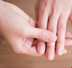 ألم في اليدين أو القدمين قد يكون مؤشرا على حالة صحية ينبغي الحذر منها