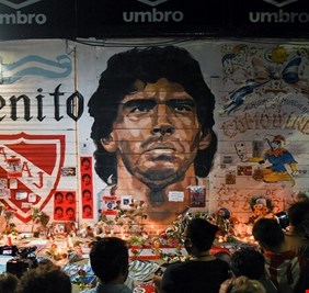 محامي مارادونا يطالب بالتحقيق في وفاة الأسطورة