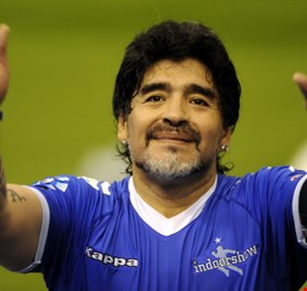 شاهد.. يوم أبهر مارادونا الجميع وابتكر أروع إحماء في التاريخ