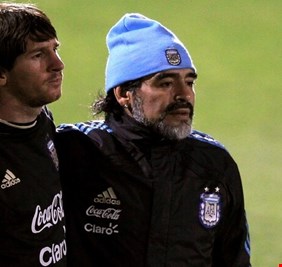 ميسي: حتى لو لعبت لمليون عام فلن أقترب أبدا من مارادونا