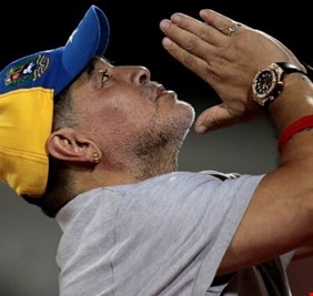 برج خليفة يضيء بلقطات لمسيرة مارادونا