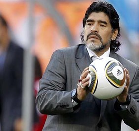 تهديدات بالقتل، ودعاوى قضائية، وردود فعل شعبية غاضبة بحق عامل الجنازة الذي التقط سيلفي بجانب جثة مارادونا