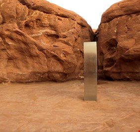 هيكل معدني يظهر ويختفي بشكل غامض في صحراء يوتا الأمريكية