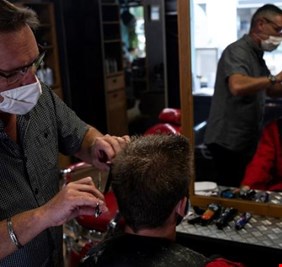 كورونا يتوارى ليطلق طوابير صالونات الحلاقة في فرنسا