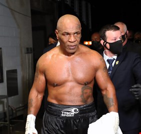 مايك تايسون يفضح تصرفا مثيرا للجدل فعله قبل مواجهة جونز