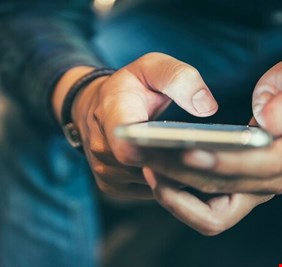 دراسة تكشف حقيقة علاقة الوقت الطويل في تصفح الهاتف الذكي بسوء الصحة العقلية