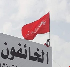 المتظاهرون في ساحة الحبوبي يرفعون 