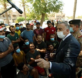 الكاظمي للخريجين المتظاهرين أمام الخضراء :  عودوا لمنازلكم وإنتظروا إقرار الموازنة.. فثمة تعيينات فيها حسب الدرجات الوظيفية..