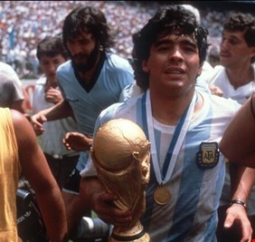 مدرب الأرجنتين التاريخي لا يعلم برحيل مارادونا حتى الآن