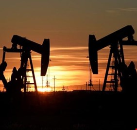 أسعار النفط اليوم.. قفزة الطلب تهزم مفاجأة المخزونات