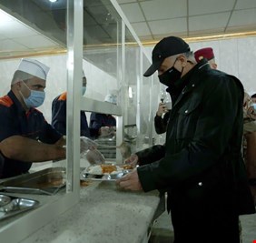 بالصور .. الكاظمي يتناول (القصعة) مع أسود النصر الكبير، ويبعث رسالة مزدحمة بالمعاني المشفرة