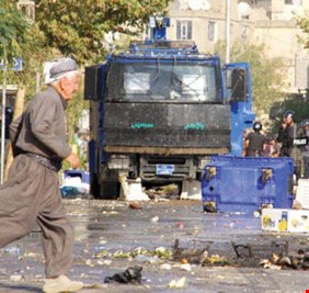 نائب كردي: عائلتا بارزاني وطالباني تحتجزان الابرياء بسجون سرية.. رصاص جهتين قتل المتظاهرين