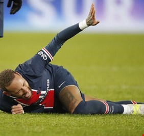 نيمار يبكي من شدة ألم الإصابة في ليلة سقوط سان جيرمان