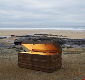 كنز غامض ينجرف على شاطئ فنزويلي يجلب الذهب والأمل لسكان قرية!