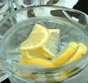 من يفيده شرب الماء مع الليمون؟