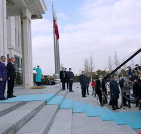بالصور .. إستقبال رسمي كبير للكاظمي في أنقرة .. وعشرات الصحفيين  من مختلف المحطات والصحف التركية والعالمية يغطون الزيارة