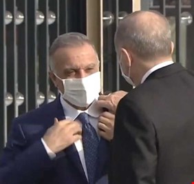 أردوغان يعدل ياقة قميص الكاظمي ..وماذا في الامر ؟ البعض يبحث عن عزاء ليلطم فيه!