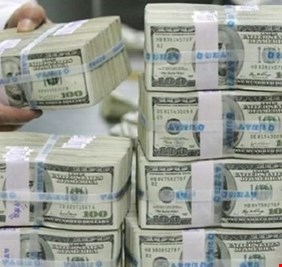 الاقتصاد النيابية تتهم جهات سياسية برفع سعر بيع الدولار