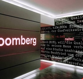 وكالة بلومبيرغ الإقتصادية: تغيير سعر صرف الدولار أمام الدينار العراقي ’’’إجراء مستحق’’