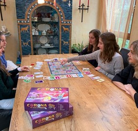 فيروس كورونا .. لعبة اخترعتها أربع شقيقات ألمانيات تلقى رواجا كبيرا