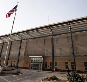 السفارة الأمريكية في العراق تنفي إغلاقها، وتؤكد بقاء سفيرها في بغداد