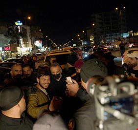 بالصور .. الكاظمي يتحدى من تحداه .. ويتجول راجلاً في شوارع بغداد، مؤكداً قدرته وجاهزية قواته ومتانة الوضع الأمني