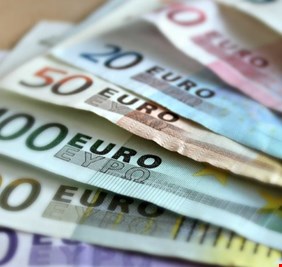 اليورو يسجل أعلى مستوى له أمام الدولار منذ أبريل 2018