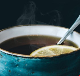 دراسة: شرب 5 أكواب من الشاي يوميا يحسن التركيز لدى كبار السن!