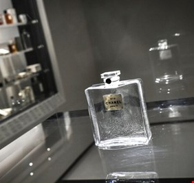 خبيرة فرنسية شهيرة توضح علاقة نوع محدد من العطور بالفيروس التاجي