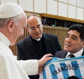 البابا فرنسيس يكشف الجانب الإنساني من حياة الراحل مارادونا