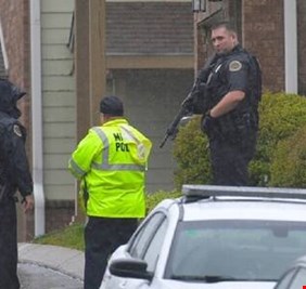 في ولاية امريكية تصرف نبيل من رجل شرطة تجاه سيدتين