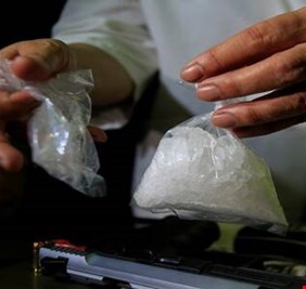 أخطأ في الزبون.. تاجر مخدرات يعرض الكوكايين على شرطي