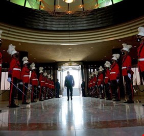 الإعلام العربي والدولي يبدي إهتماما إستثنائياً بالعرض العسكري العراقي المميز، وينقل فقرات من الخطاب الذي ألقاه الكاظمي بالمناسبة ..