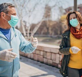 كيف تجعل صوتك مسموعا بوضوح عند ارتداء الكمامة؟