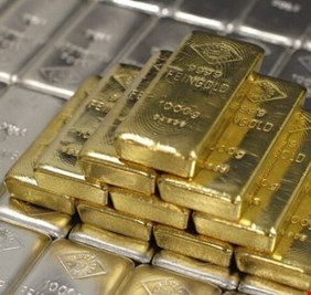 الذهب يهبط مع ارتفاع عوائد السندات وضغوط من ارتفاع الدولار