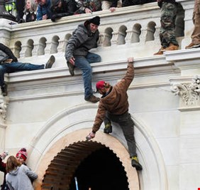 سرقة حاسوب محمول من مكتب بيلوسي خلال اقتحام الكابيتول