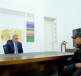 الكاظمي يصطحب نجل احد شهداء الشرطة العراقية الى مكتبه بعد اللقاء به في احتفالية عيد الشرطة