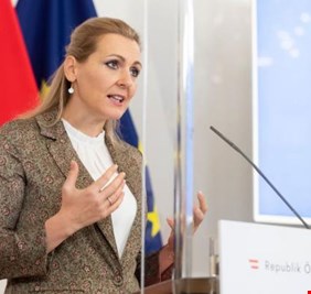 سرقة أدبية تدفع وزيرة نمساوية للاستقالة