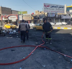 بالصور .. الهدوء التام يعود لساحة الحبوبي .. ورجال الشرطة ينظفون ويغسلون آثار الأيام الماضية