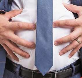 8 أسباب لانتفاخات البطن.. لا تأكل بسرعة