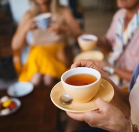 البريطانيون يشربون 