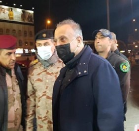 الكاظمي يضرب مرة أخرى توصيات طواقم الحماية الأمنية عرض الحائط ويتجول ماشياً على قدميه في شوارع بغداد