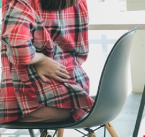 لماذا نشعر بألم أسفل الظهر عند الجلوس وما أفضل الطرق لتخفيفه؟