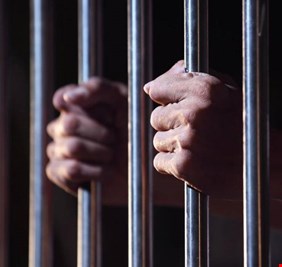 بعد حملة الكاظمي ضد كبار المفسدين.. أول مسؤول حكومي كبير يقبع خلف القضبان 6 اعوام