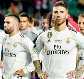 لاعبو ريال مدريد يرفضون خطة بيريز.. ولاعب واحد يغرد خارج السرب