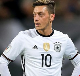 بعد وصوله إلى تركيا.. أوزيل يغلق الباب أمام عودته لصفوف المنتخب الألماني