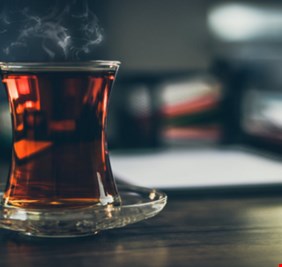 إضافة صحية وشائعة للشاي قد تقلل خطر الإصابة بالسرطان وتطيل العمر!