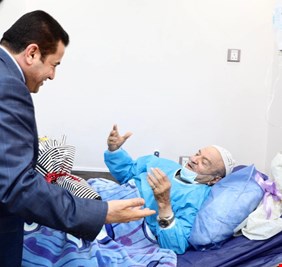 الاعرجي يزور الفنان الكبير ياس خضر ويطلع على حالته الصحية